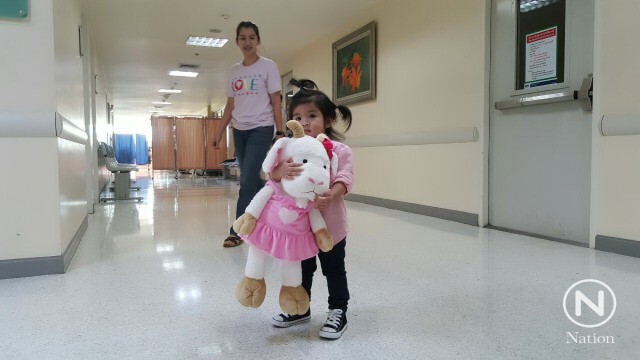 พระองค์โสมฯ ประทานดอกไม้เยี่ยม "ปอ ทฤษฎี" พร้อมตุ๊กตารูปแพะสีชมพูมอบให้ "น้องมะลิ"