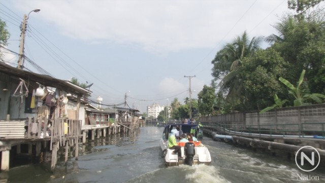 เรือสื่อมวลชนเกิดอุบัติเหตุ ช่างภาพตกน้ำ ขณะตามคณะกทม. ตรวจเขื่อนริมคลองลาดพร้าว