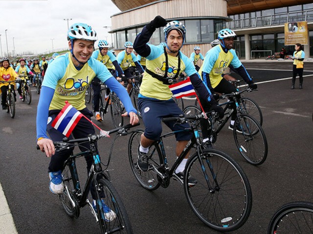 ชมภาพชุด"จิ้งจอกสยาม" เลสเตอร์ ซิตี้ ร่วมกิจกรรมปั่นเพื่อพ่อ "BIKE FOR DAD" ที่ลอนดอน