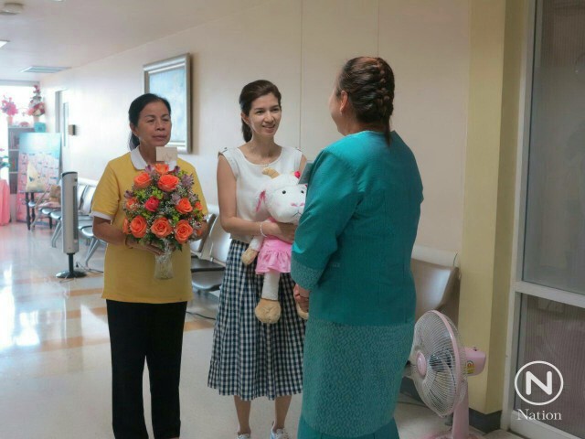 พระองค์โสมฯ ประทานดอกไม้เยี่ยม "ปอ ทฤษฎี" พร้อมตุ๊กตารูปแพะสีชมพูมอบให้ "น้องมะลิ"