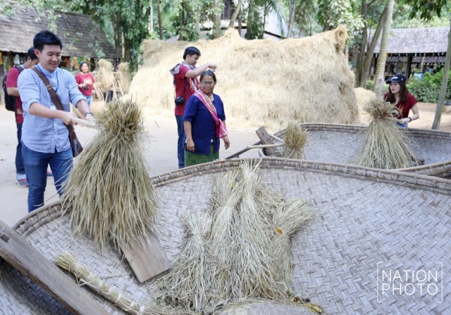 ตระการตา! วัฒนธรรมอีสานท้องถิ่นในกิจกรรม "จิม ทอมป์สัน ฟาร์มทัวร์ 2558  มังมูน บุญข้าว"