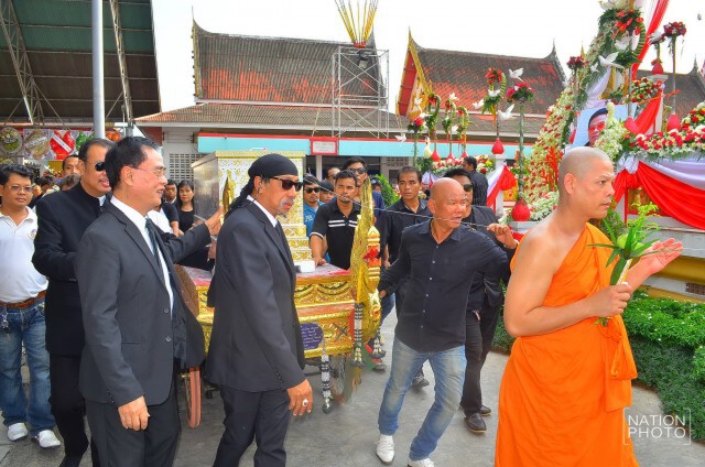 เหล่าศิลปินดาราร่วมพิธีพระราชทานเพลิงศพ“สีหนุ่ม เชิญยิ้ม”