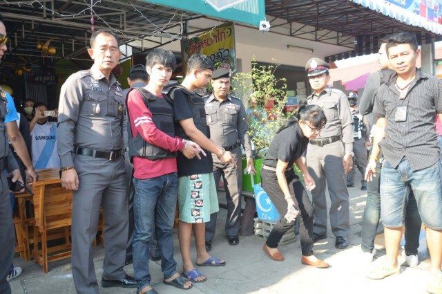 ตร.หิ้ว "มอส-ต้น" ทำแผนรุมฆ่าวัยรุ่น หวิดโดนญาติเหยื่อรุมประชาทัณฑ์