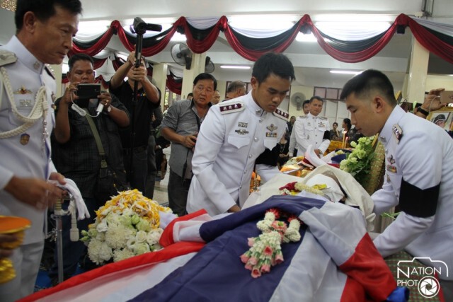 พิธีพระราชทานน้ำหลวงอาบศพ "ผกก.ปลวกแดง" และ "รอง สวป." ถูกดาบตำรวจยิงเสียชีวิต