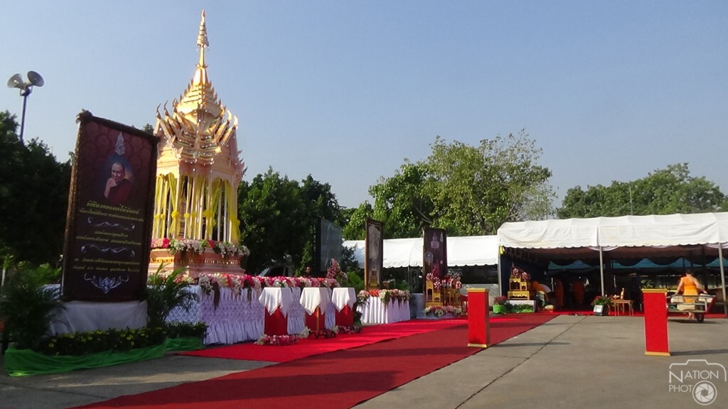 ประชาชนทั่วประเทศรอร่วมพิธีถวายดอกไม้จันทน์ ประชาชนทั่วประเทศรอร่วมพิธีถวายดอกไม้จันทน์
