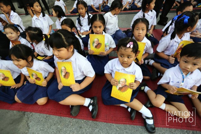 ประชาชนร่วมน้อมส่ง พระโกศพระศพ สมเด็จพระสังฆราช