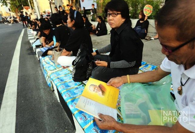 ประชาชนร่วมน้อมส่ง พระโกศพระศพ สมเด็จพระสังฆราช