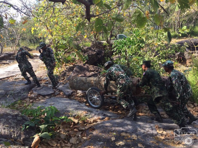 นรข. อุบลฯ ยึดไม้หวงห้ามในเขตป่าอุทยานผาแต้ม
