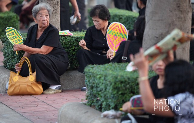 ประชาชนร่วมน้อมส่ง พระโกศพระศพ สมเด็จพระสังฆราช