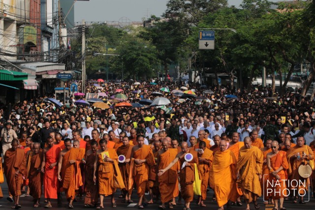 ประชาชนแน่น! เรือนหมื่น ร่วมส่งเสด็จพระสังฆราช