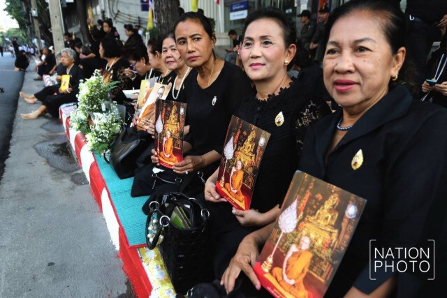 ประชาชนร่วมน้อมส่ง พระโกศพระศพ สมเด็จพระสังฆราช