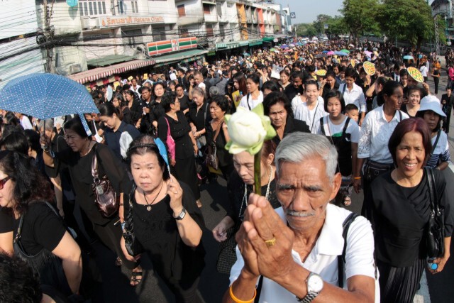 ประชาชนแน่น! เรือนหมื่น ร่วมส่งเสด็จพระสังฆราช