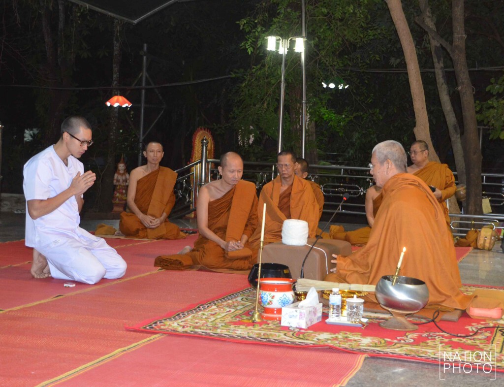 พระณเดชณ์สึกแล้ว แฟนคลับร่วมพิธีแต่เช้ามืด