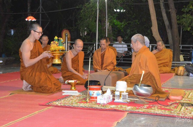 พระณเดชณ์สึกแล้ว แฟนคลับร่วมพิธีแต่เช้ามืด