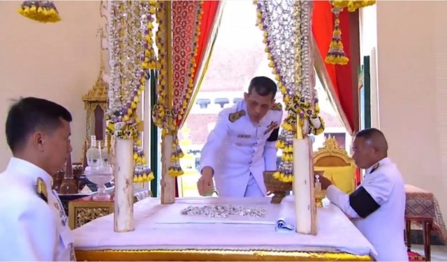 สมเด็จพระบรมฯเสด็จฯเก็บพระอัฐิสมเด็จพระสังฆราช