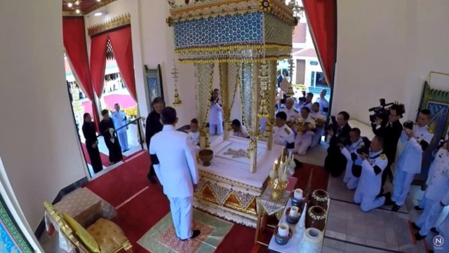 สมเด็จพระบรมฯเสด็จฯเก็บพระอัฐิสมเด็จพระสังฆราช