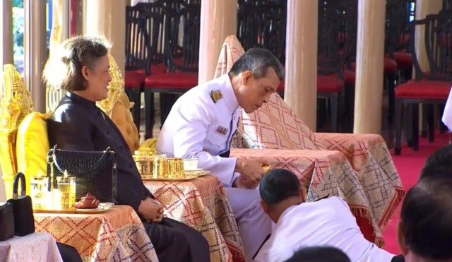 สมเด็จพระบรมฯเสด็จฯเก็บพระอัฐิสมเด็จพระสังฆราช