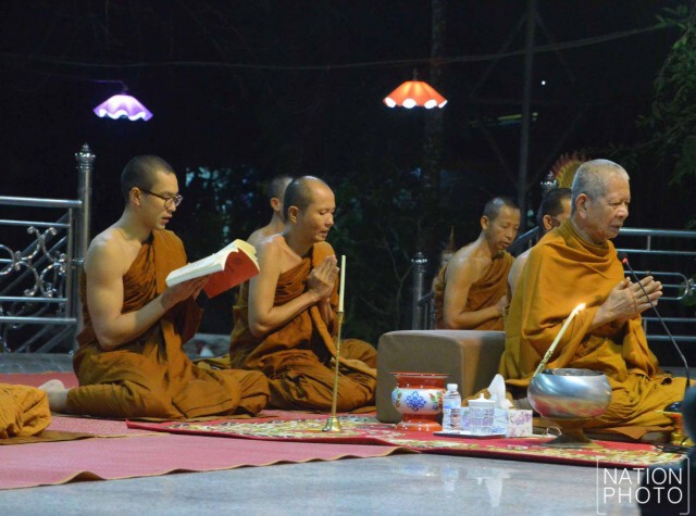 พระณเดชณ์สึกแล้ว แฟนคลับร่วมพิธีแต่เช้ามืด
