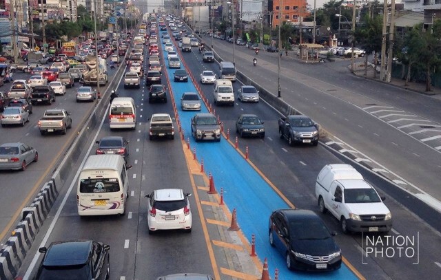 ผุดไอเดีย! ช่องทางจราจรพิเศษสีฟ้า แก้ปัญหารถติดถนนรัตนาธิเบศร์