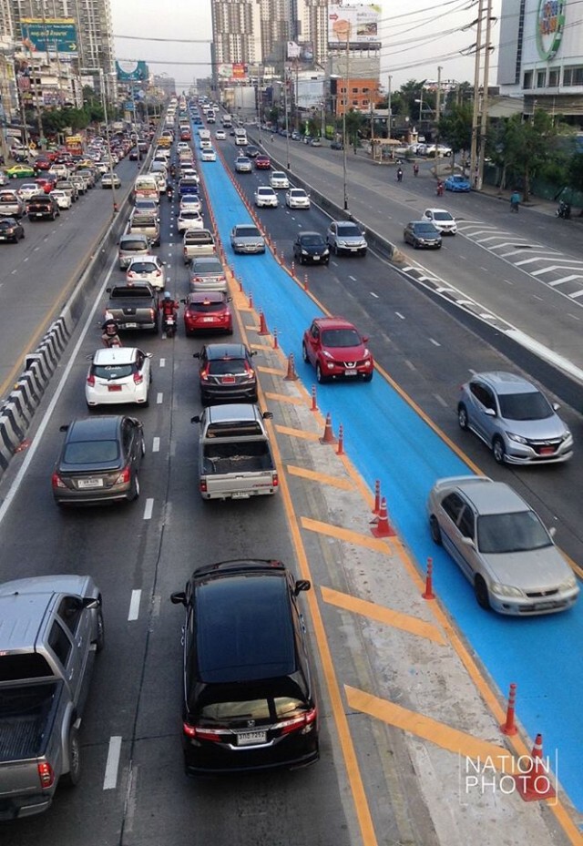 ผุดไอเดีย! ช่องทางจราจรพิเศษสีฟ้า แก้ปัญหารถติดถนนรัตนาธิเบศร์