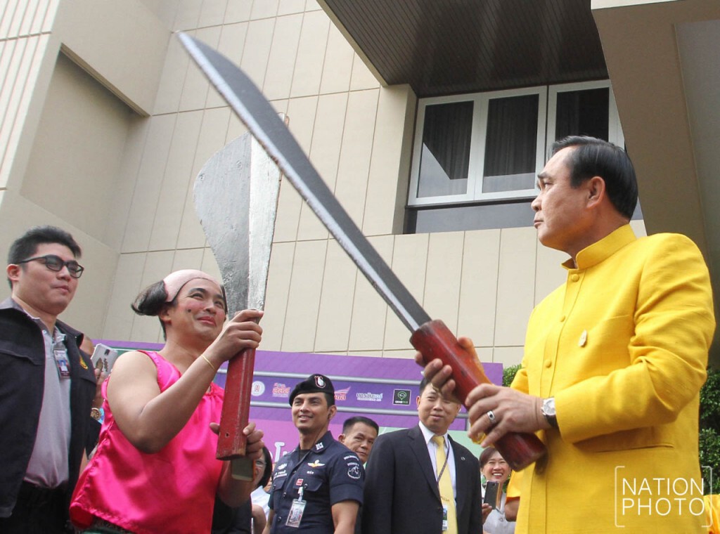 ภาพชุด ลีลา"ประยุทธ์" โชว์แกว่งดาบ กลางวง"กระตั้วแทงเสือ" ภาพชุด ลีลา"ประยุทธ์" โชว์แกว่งดาบ กลางวง"กระตั้วแทงเสือ"