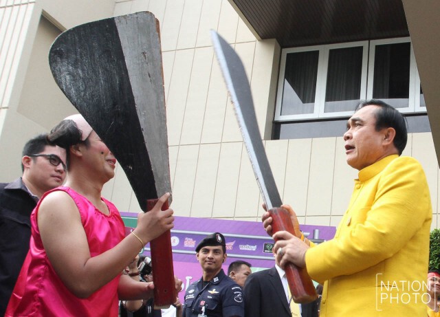 ภาพชุด ลีลา"ประยุทธ์" โชว์แกว่งดาบ กลางวง"กระตั้วแทงเสือ"
