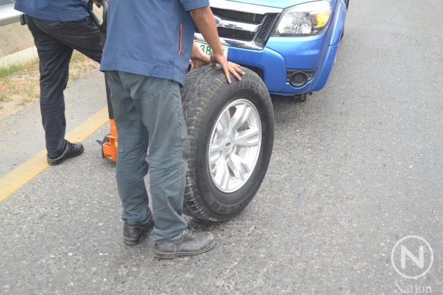 ปิคอัพล้อหลุด กลิ้งชนจักรยานเจ็บ