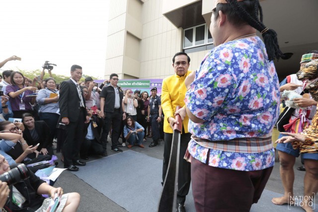 ภาพชุด ลีลา"ประยุทธ์" โชว์แกว่งดาบ กลางวง"กระตั้วแทงเสือ"