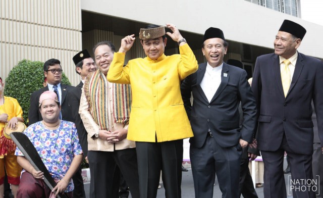 ภาพชุด ลีลา"ประยุทธ์" โชว์แกว่งดาบ กลางวง"กระตั้วแทงเสือ"