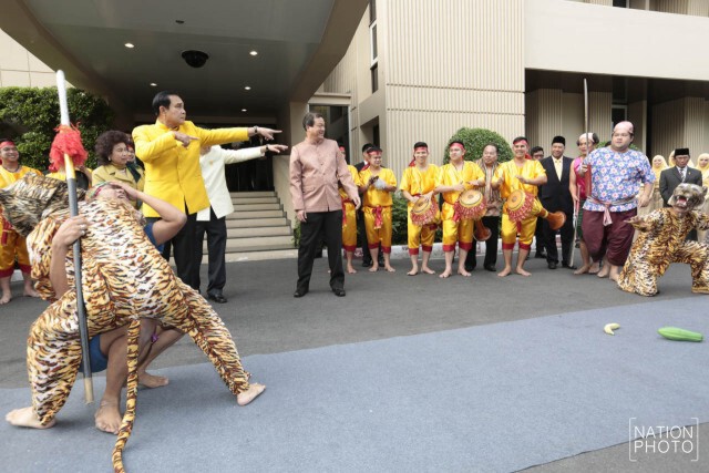 ภาพชุด ลีลา"ประยุทธ์" โชว์แกว่งดาบ กลางวง"กระตั้วแทงเสือ"