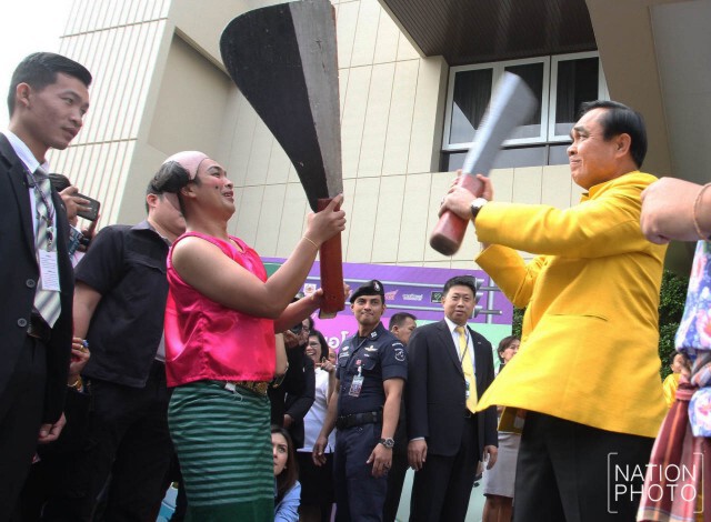 ภาพชุด ลีลา"ประยุทธ์" โชว์แกว่งดาบ กลางวง"กระตั้วแทงเสือ"