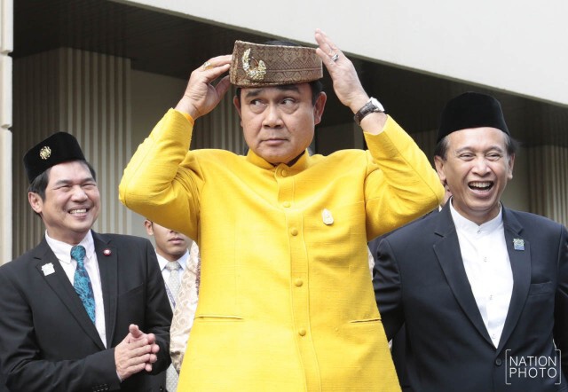ภาพชุด ลีลา"ประยุทธ์" โชว์แกว่งดาบ กลางวง"กระตั้วแทงเสือ"