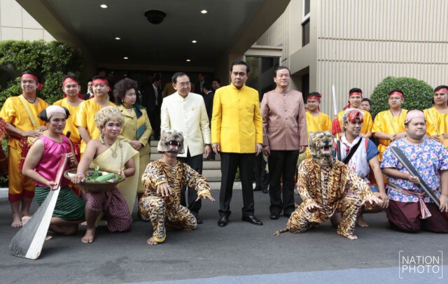 ภาพชุด ลีลา"ประยุทธ์" โชว์แกว่งดาบ กลางวง"กระตั้วแทงเสือ"