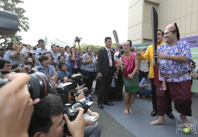 ภาพชุด ลีลา"ประยุทธ์" โชว์แกว่งดาบ กลางวง"กระตั้วแทงเสือ"