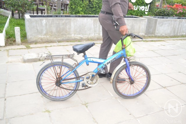 ปิคอัพล้อหลุด กลิ้งชนจักรยานเจ็บ