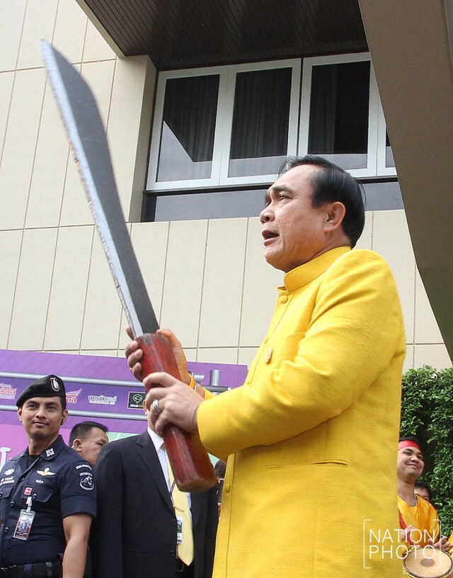 ภาพชุด ลีลา"ประยุทธ์" โชว์แกว่งดาบ กลางวง"กระตั้วแทงเสือ"