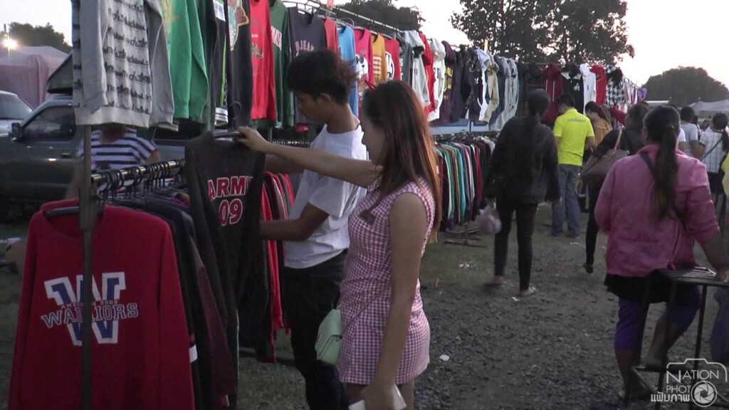 ประชาชนเลือกซื้อเครื่องกันหนาวมือสอง ประชาชนเลือกซื้อเครื่องกันหนาวมือสอง