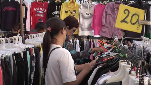 ประชาชนเลือกซื้อเครื่องกันหนาวมือสอง