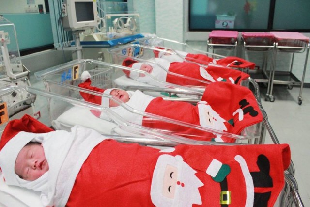 โรงพยาบาลในภูเก็ต “ทำเก๋”
แต่งทารกน้อยเป็นซานต้า ต้อนรับคริสต์มาส