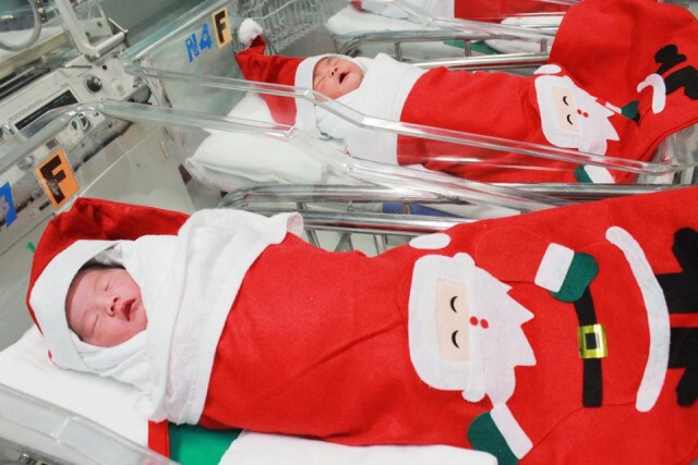 โรงพยาบาลในภูเก็ต “ทำเก๋”
แต่งทารกน้อยเป็นซานต้า ต้อนรับคริสต์มาส