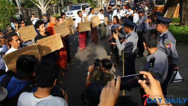 ประท้วง!สถานทูตไทยที่ย่างกุ้ง หลังตัดสินคดีเกาะเต่า