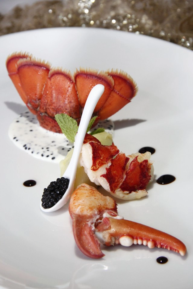 ฉลองคริสต์มาส กับบุฟเฟ่ต์สุดอลังการ ที่ห้องอาหารเดอะ กลาส เฮ้าส์ โรงแรมอีสติน แกรนด์ สาทร กรุงเทพฯ