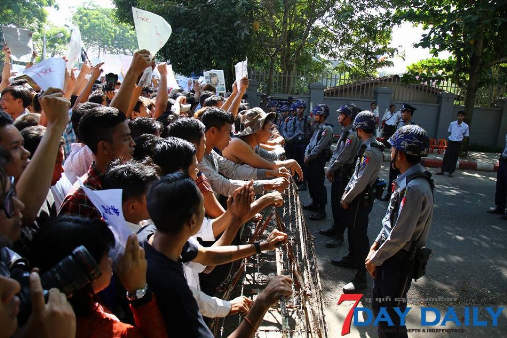 ชาวเมียนมาร์-พระสงฆ์ รวมตัวประท้วงหน้าสถานทูตไทยในย่างกุ้ง ชาวเมียนมาร์-พระสงฆ์ รวมตัวประท้วงหน้าสถานทูตไทยในย่างกุ้ง