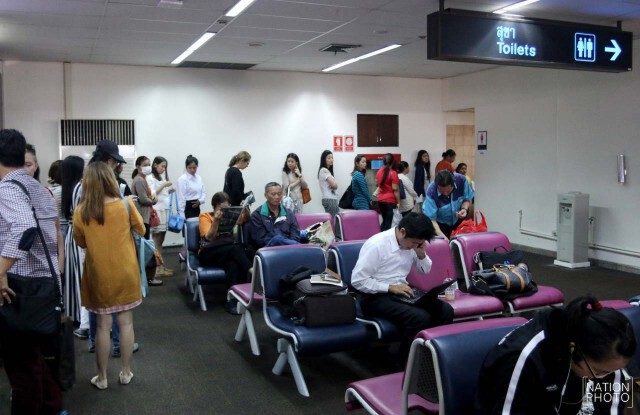 ผู้โดยสารรอขึ้นเครื่องที่ท่าอากาศยานดอนเมือง อาคาร 2 "หนาแน่น"