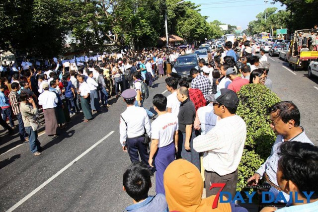 ชาวเมียนมาร์-พระสงฆ์ รวมตัวประท้วงหน้าสถานทูตไทยในย่างกุ้ง