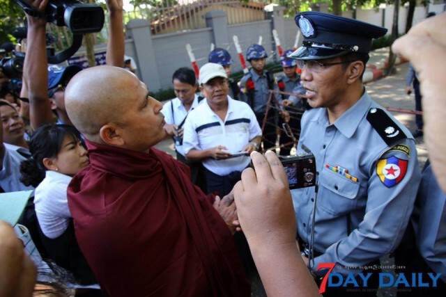 ชาวเมียนมาร์-พระสงฆ์ รวมตัวประท้วงหน้าสถานทูตไทยในย่างกุ้ง