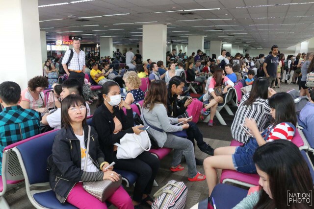 ผู้โดยสารรอขึ้นเครื่องที่ท่าอากาศยานดอนเมือง อาคาร 2 "หนาแน่น"