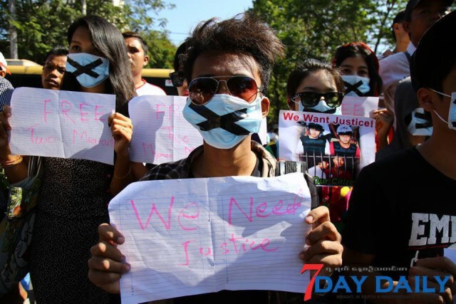 ชาวเมียนมาร์-พระสงฆ์ รวมตัวประท้วงหน้าสถานทูตไทยในย่างกุ้ง
