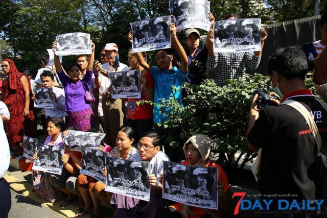 ชาวเมียนมาร์-พระสงฆ์ รวมตัวประท้วงหน้าสถานทูตไทยในย่างกุ้ง