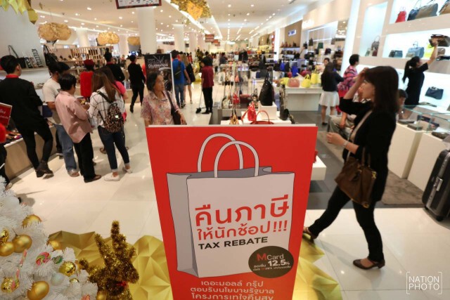 คึกคัก...เข้าคิวรับใบกำกับภาษีหลังซื้อสินค้า-บริการ